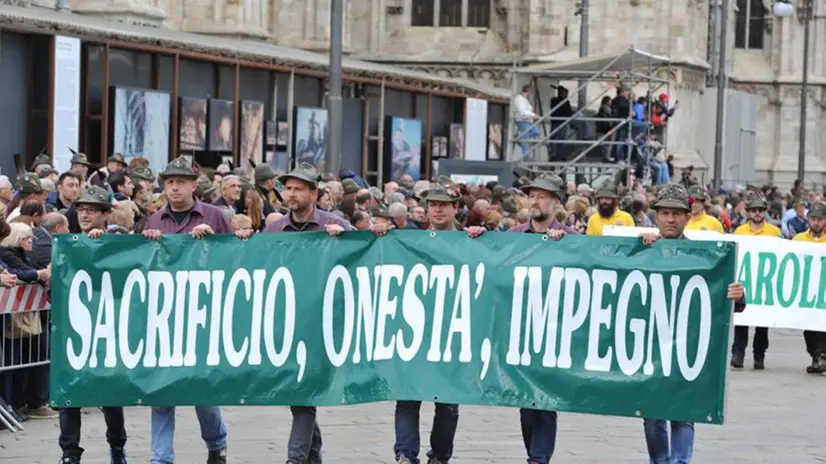 La sfilata degli ottomila alpini bresciani