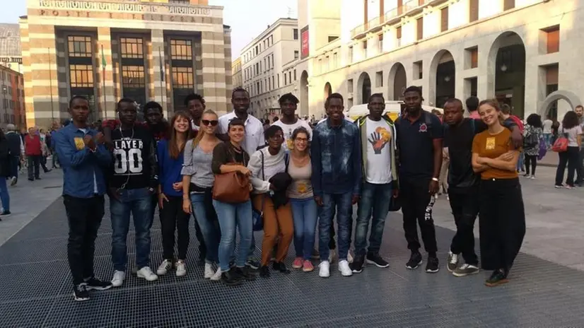 Integrazione. Studenti e giovani migranti in piazza della Vittoria a Brescia © www.giornaledibrescia.it