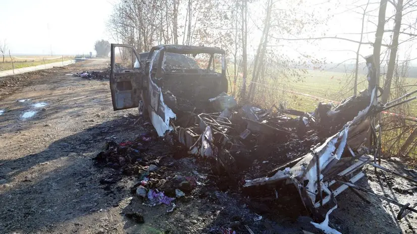 Il rogo: la carcassa annerita di uno dei caravan distrutti dal fuoco - Foto Neg © www.giornaledibrescia.it