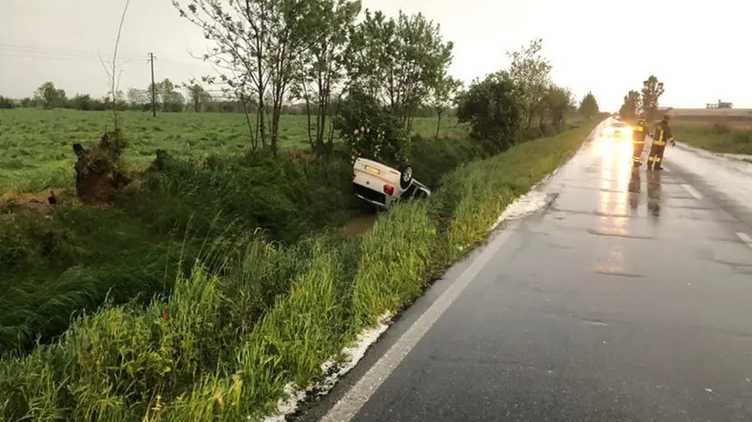 Auto sbalzata dal vento finisce capovolta nella roggia tra Orzinuovi e Borgo San Giacomo - © www.giornaledibrescia.it