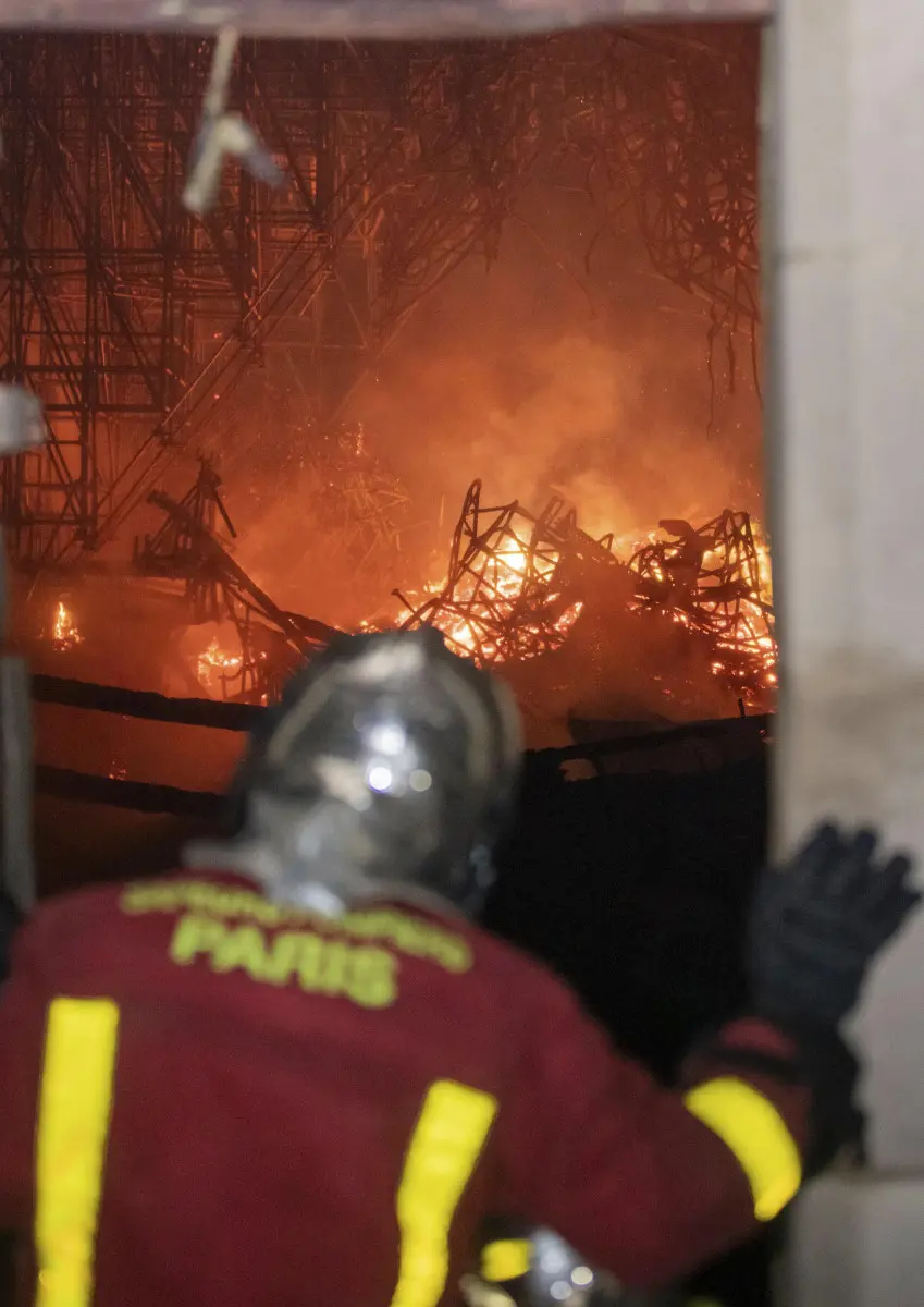 I pompieri di Parigi al lavoro tra le fiamme di Notre-Dame