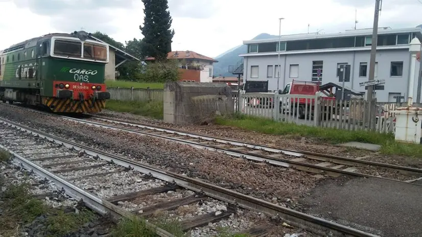 Dopo l'incendio alla Feltri: il primo treno in transito da Marone