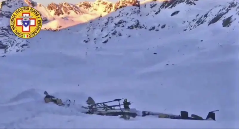 Val d'Aosta, i soccorsi dopo il tragico schianto di ultraleggero ed elicottero
