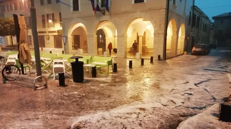 Travagliato, grandine come neve negli scatti di un lettore