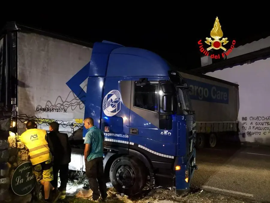 Camion si incastra sulla strada che sale a Polaveno