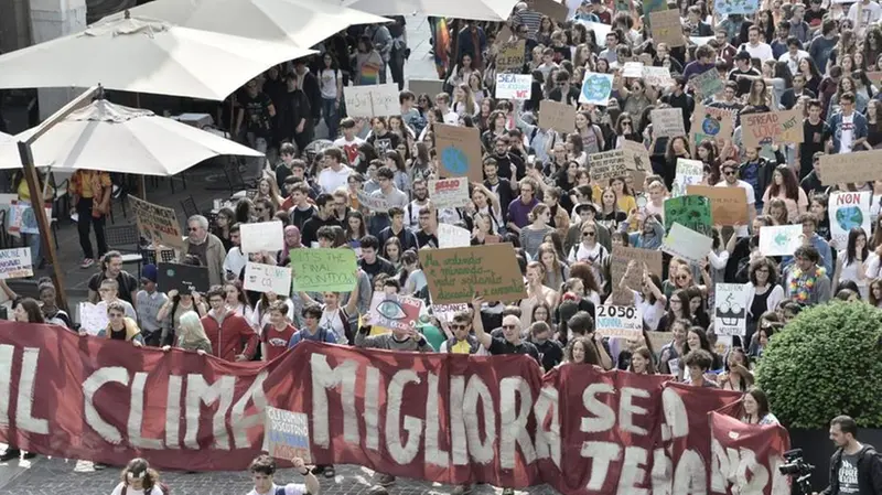 Studenti in marcia a Brescia a favore del clima