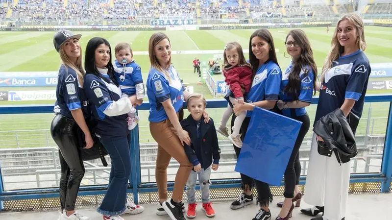 Facce da Brescia, mogli e fidanzate dei calciatori al Rigamonti