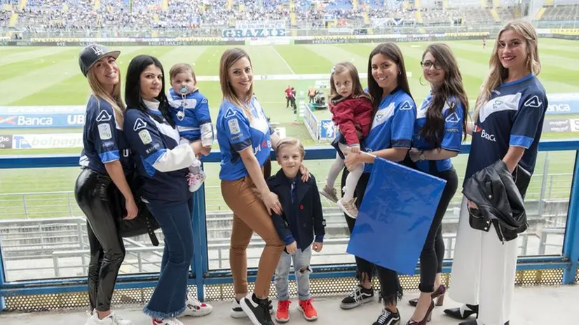 Facce da Brescia, mogli e fidanzate dei calciatori al Rigamonti