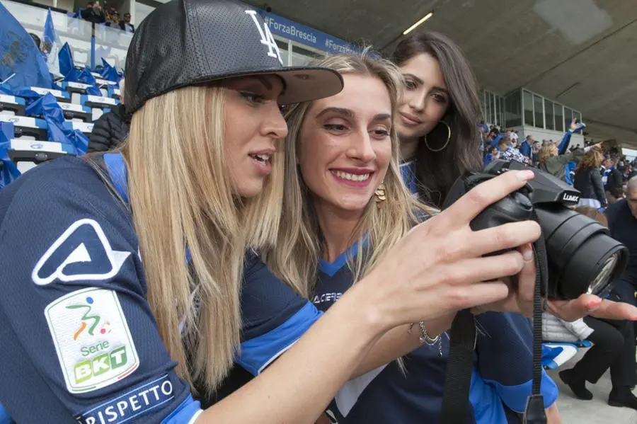 Facce da Brescia, mogli e fidanzate dei calciatori al Rigamonti