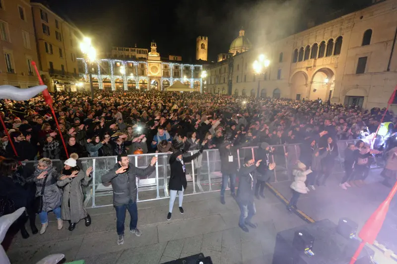 La festa di Capodanno in piazza Loggia
