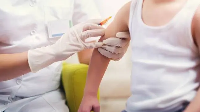 Un bambino vaccinato (archivio)