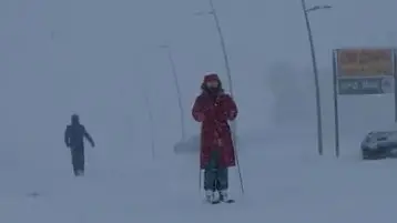 Con gli sci in strada: un frame del video girato al Tonale
