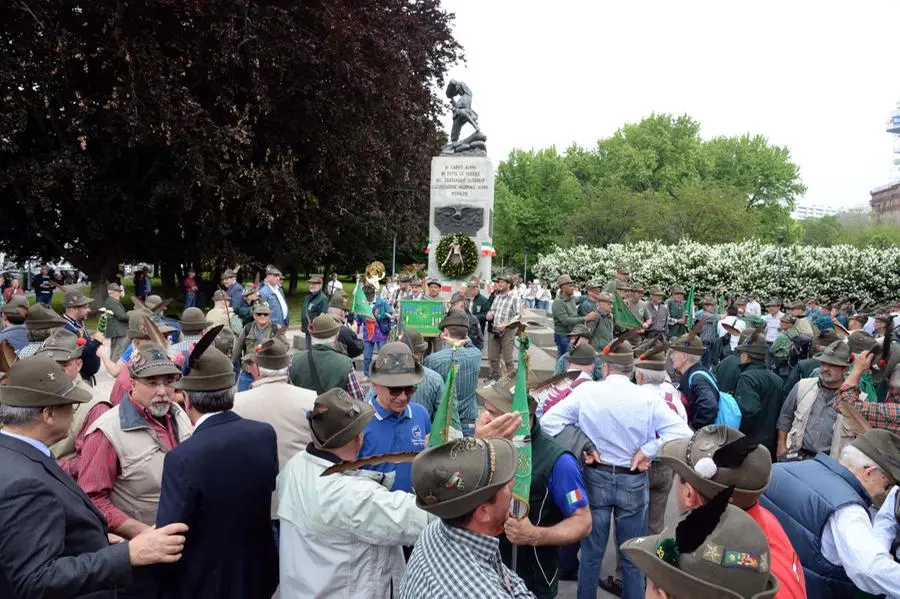 Adunata degli Alpini, i gruppi bresciani a Milano