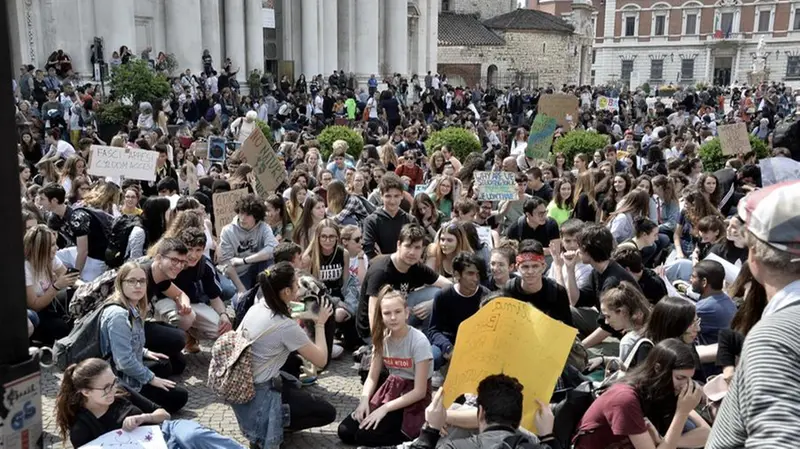 Studenti per le vie del centro a favore del clima