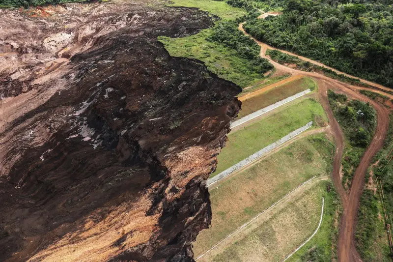 La devastazione portata dal crollo della diga in Brasile