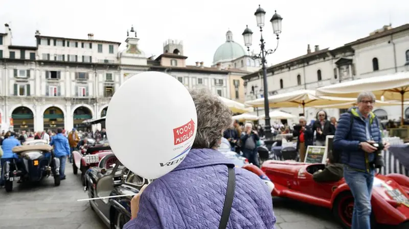 Mille Miglia: la punzonatura in piazza Vittoria