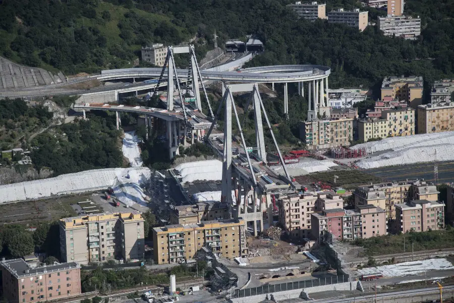 Genova, i monconi del ponte Morandi