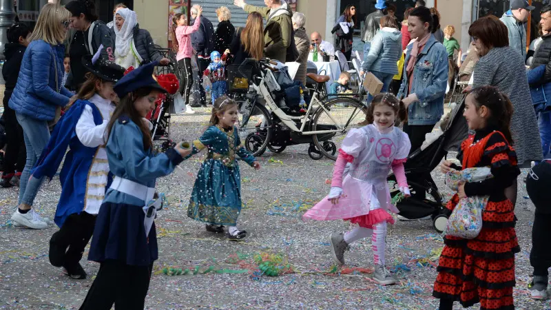Il carnevale in piazza Loggia a Brescia