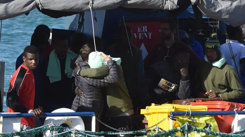 Lo sbarco dei migranti della Sea Watch a Catania