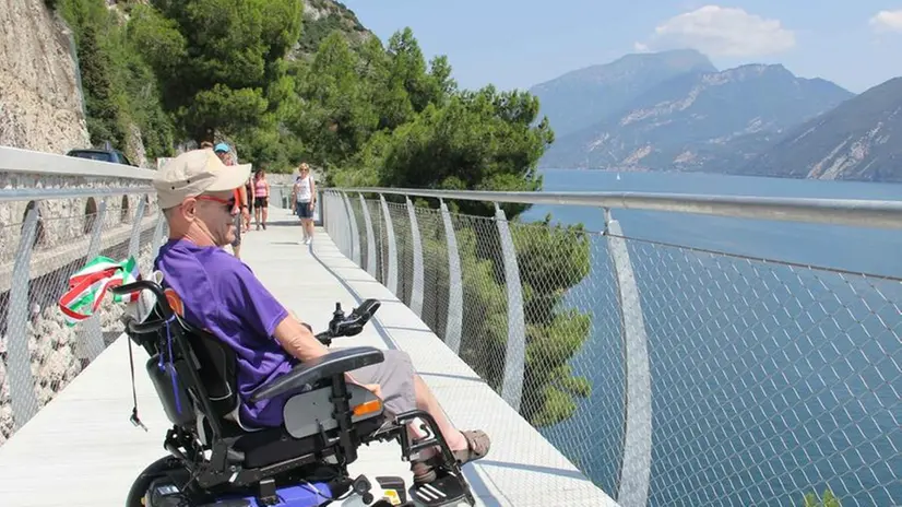 In carrozzella. L’idea del censimento dei luoghi turistici è di Marco Bottardi di «Garda lago accessibile» © www.giornaledibrescia.it