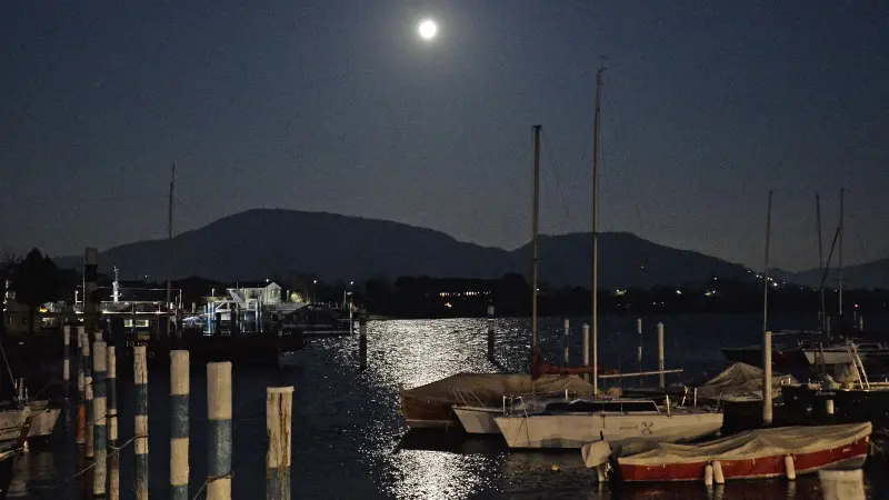 La Superluna a Iseo e in centro a Brescia