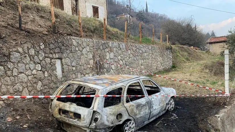 L’auto ritrovata in località Mezzema di Tremosine