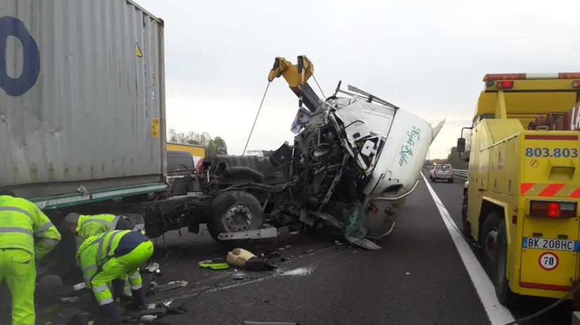 A4, scontro tra camion tra Peschiera e Sirmione