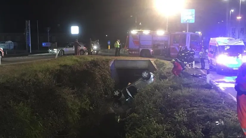 Auto si cappotta nel fosso