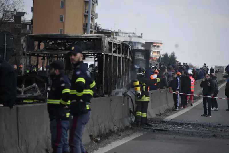 Bus sequestrato e dato alle fiamme dopo l'emergenza Foto Ansa © www.giornaledibrescia.it