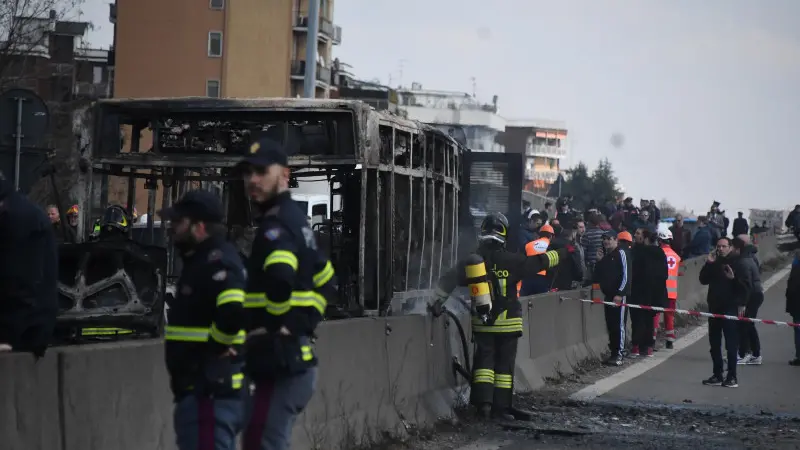Bus sequestrato e dato alle fiamme dopo l'emergenza Foto Ansa © www.giornaledibrescia.it