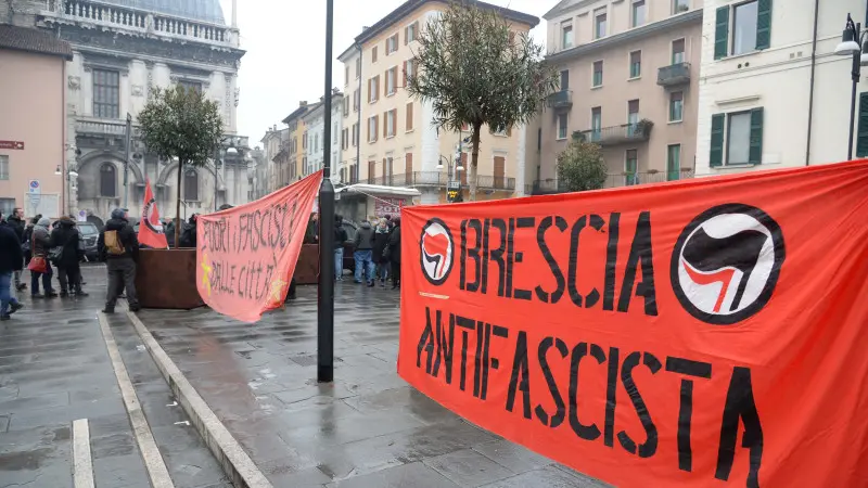 Largo Formentone, il presidio antifascista