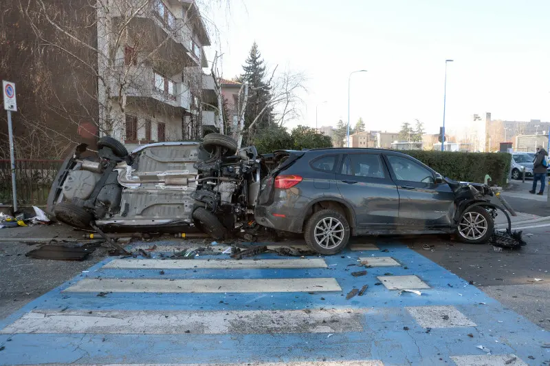 Tremendo incidente in via Branze a Brescia