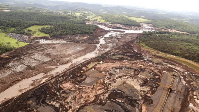 La devastazione portata dal crollo della diga in Brasile