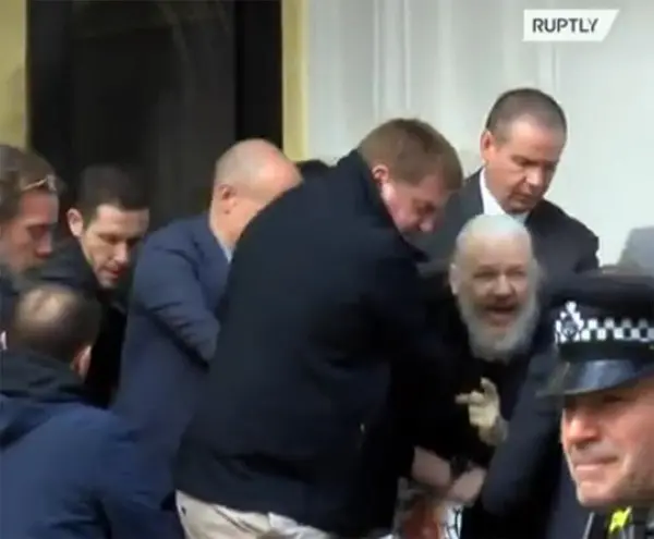 Julian Assange è stato arrestato dalla polizia britannica nell'ambasciata dell'Ecuador, a Londra