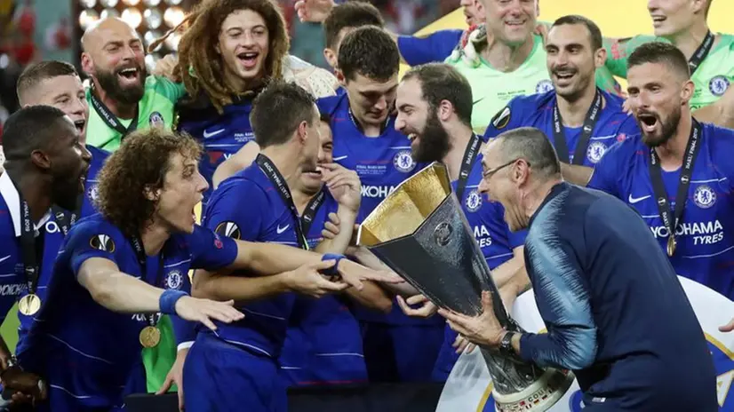 Sarri festeggia con i giocatori del Chelsea - Foto Ansa/Epa Maxim Shipenkov © www.giornaledibrescia.it