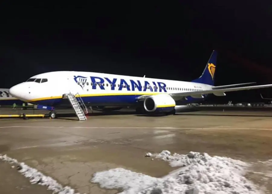 Squarcio su un ala, atterraggio d'emergenza per volo Ryanair