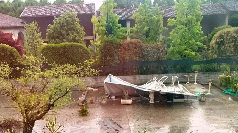 La piscina distrutta ad Offlaga dalla furia del vento nello scatto di un lettore - © www.giornaledibrescia.it