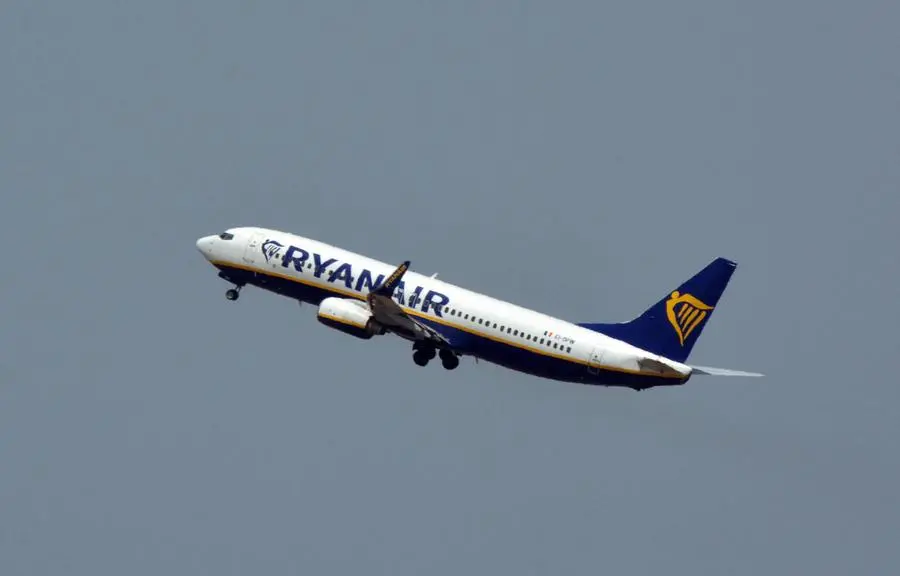 Squarcio su un ala, atterraggio d'emergenza per volo Ryanair