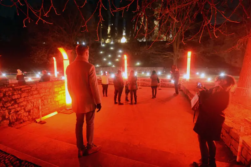 Visitatori immersi nella luce rossa di una delle installazioni di CidneOn 2019 - Foto Neg © www.giornaledibrescia.it