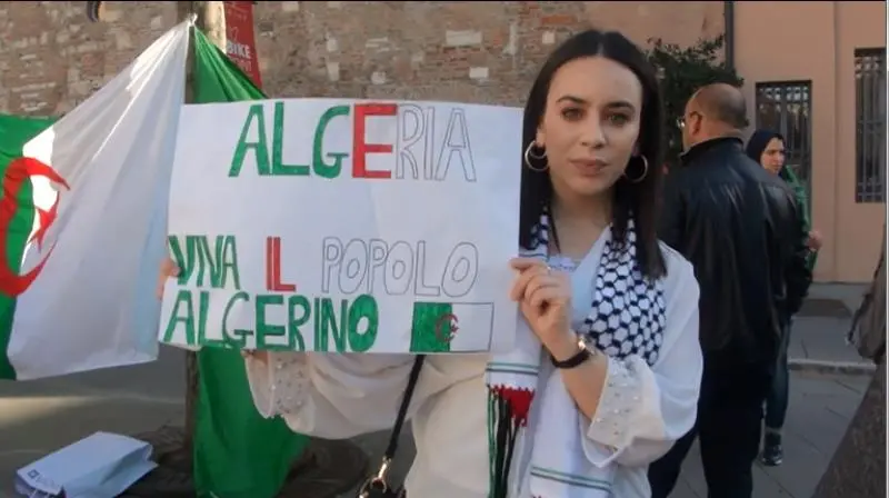 La manifestazione dei musulmani bresciani in piazza Rovetta