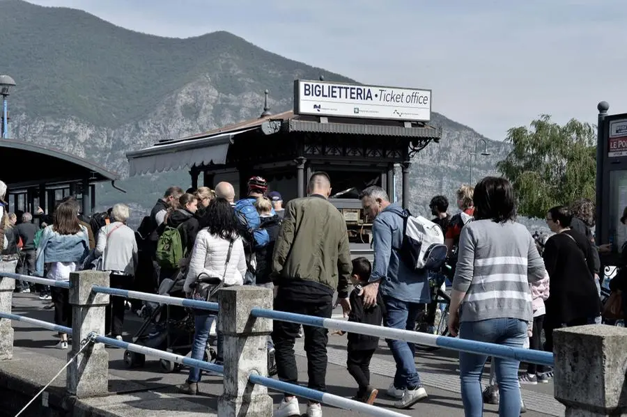 Turisti in partenza per Montisola