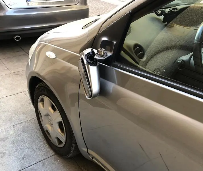 Strage di specchietti in centro città, molte le auto danneggiate