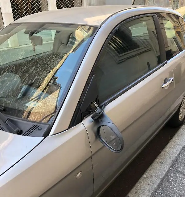 Strage di specchietti in centro città, molte le auto danneggiate