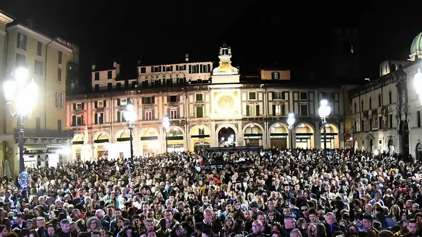 Ore 22.30, Jack Savoretti salirà sul palco di piazza Loggia - © www.giornaledibrescia.it