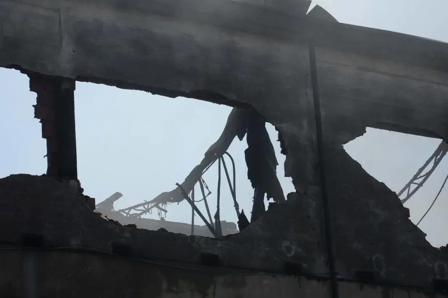 Incendio a Marone, prosegue l'intervento dei Vigili del Fuoco