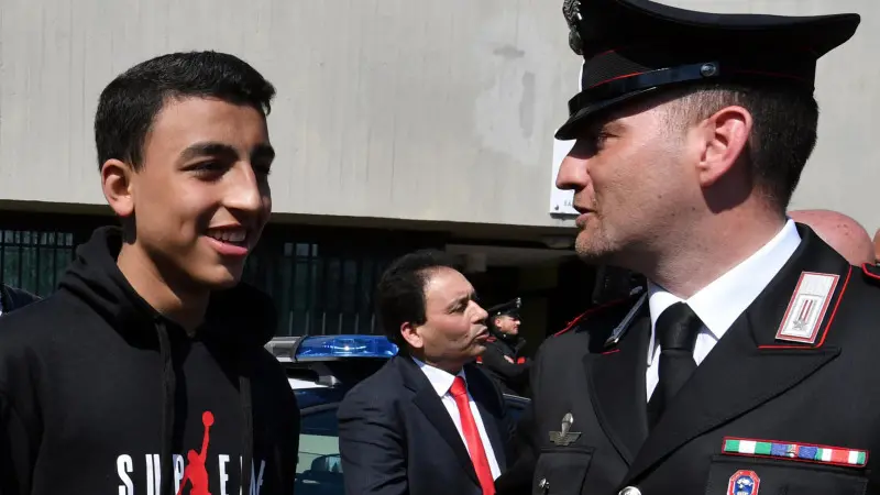 Ramy con i carabinieri che hanno salvato i 51 ragazzi del bus - Foto Ansa © www.giornaledibrescia.it