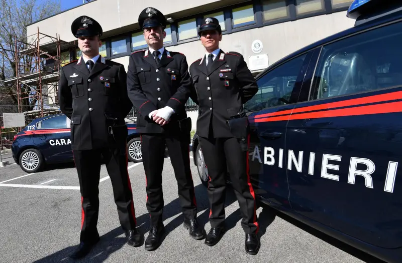 Ramy con i carabinieri che hanno salvato i 51 ragazzi del bus - Foto Ansa © www.giornaledibrescia.it