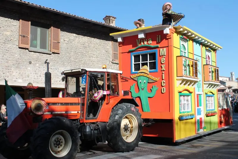 Alcuni carri del Carnevale di Erbusco - Foto © www.giornaledibrescia.it