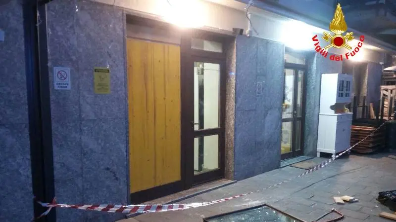 Edolo, esplosione in pizzeria e vetrata demolita
