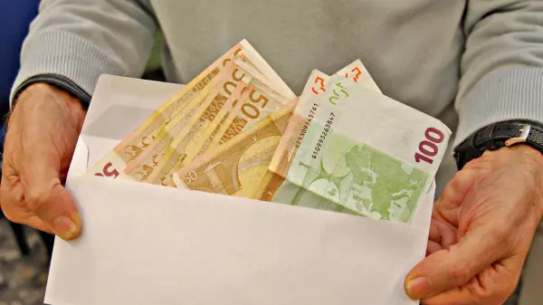 Una busta di soldi - Foto © www.giornaledibrescia.it